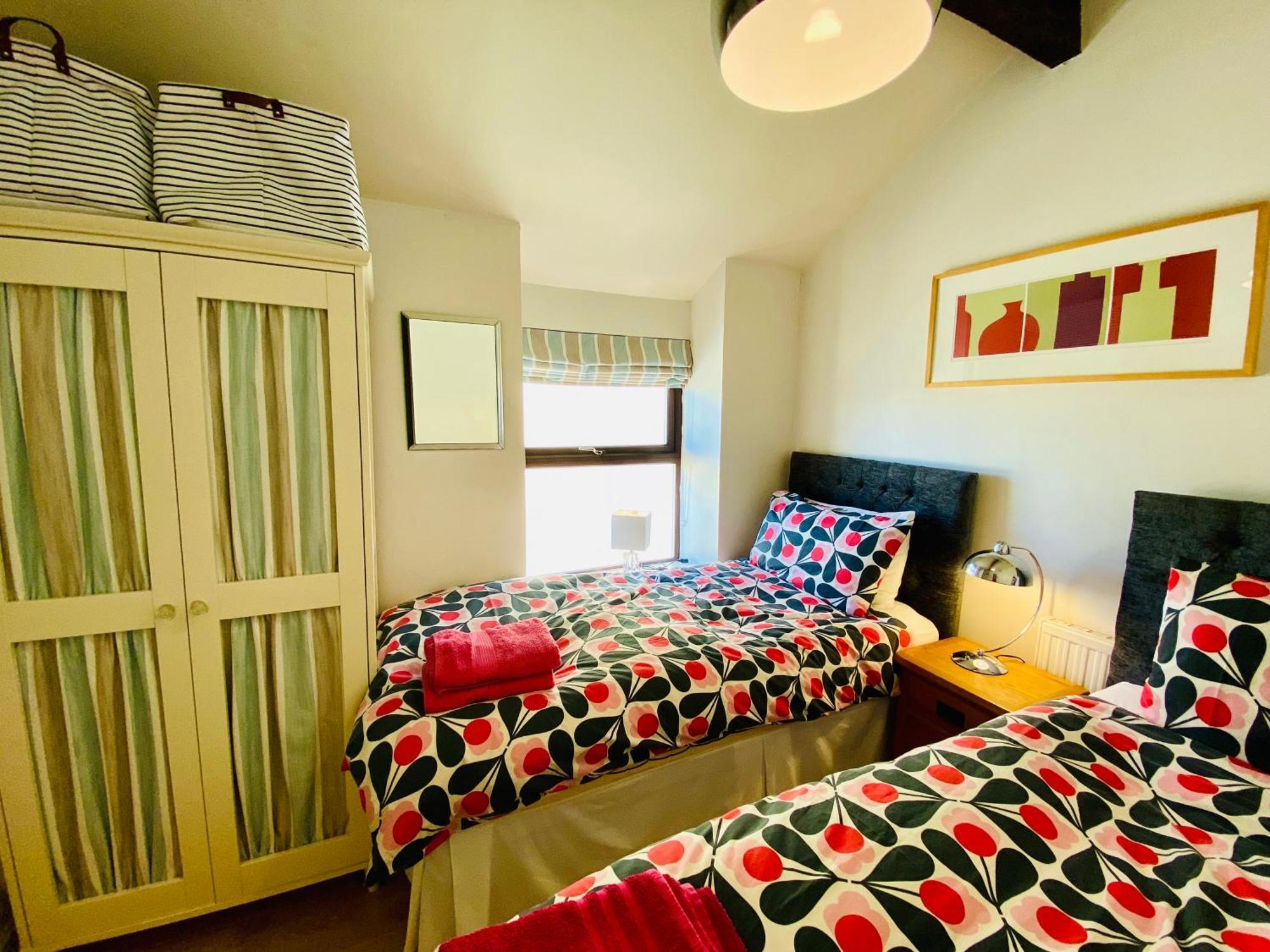 Views Over - 2bed Jade & Parking Apartment