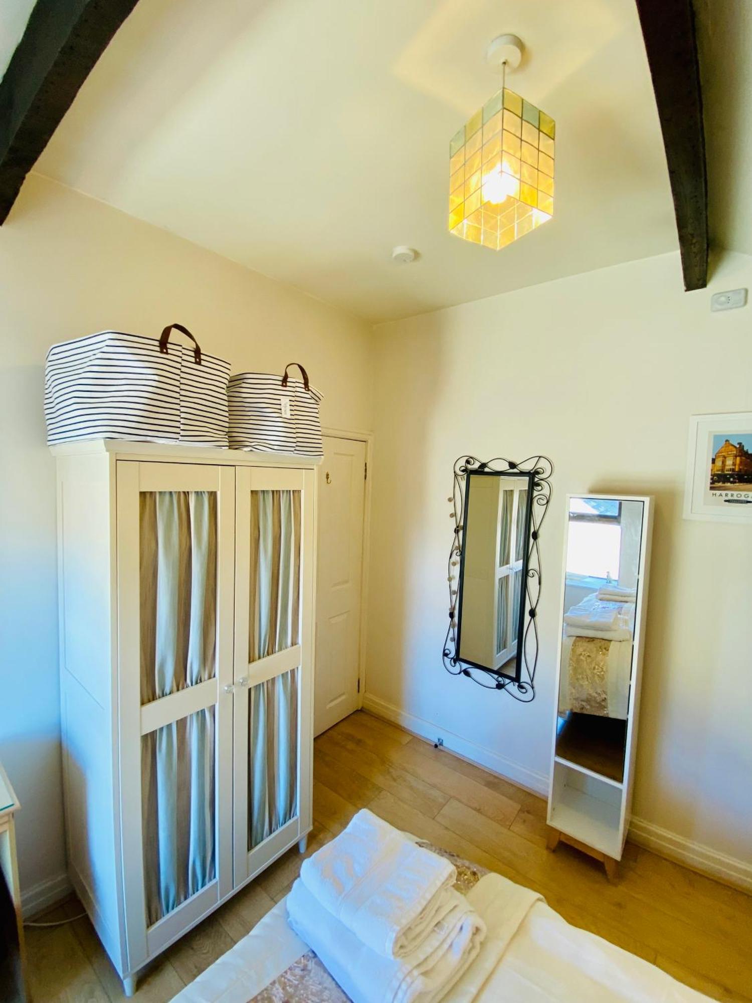 Views Over - 2bed Jade & Parking *
